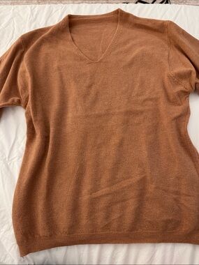 Women's Cashmere Blend V-Neck Sweater in Warm Brown